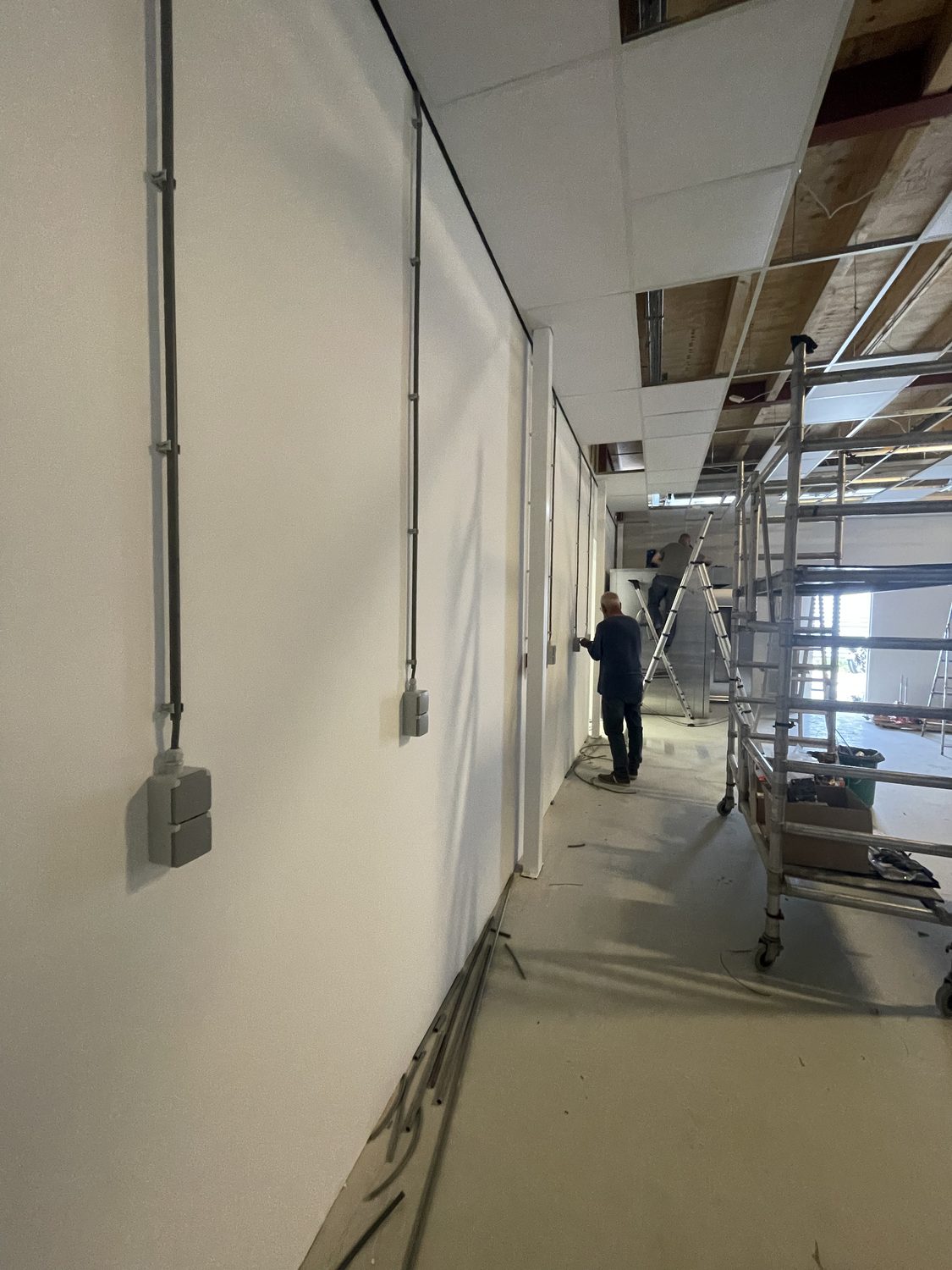 Elektrotechnische installatie in een bedrijfspand in aanbouw