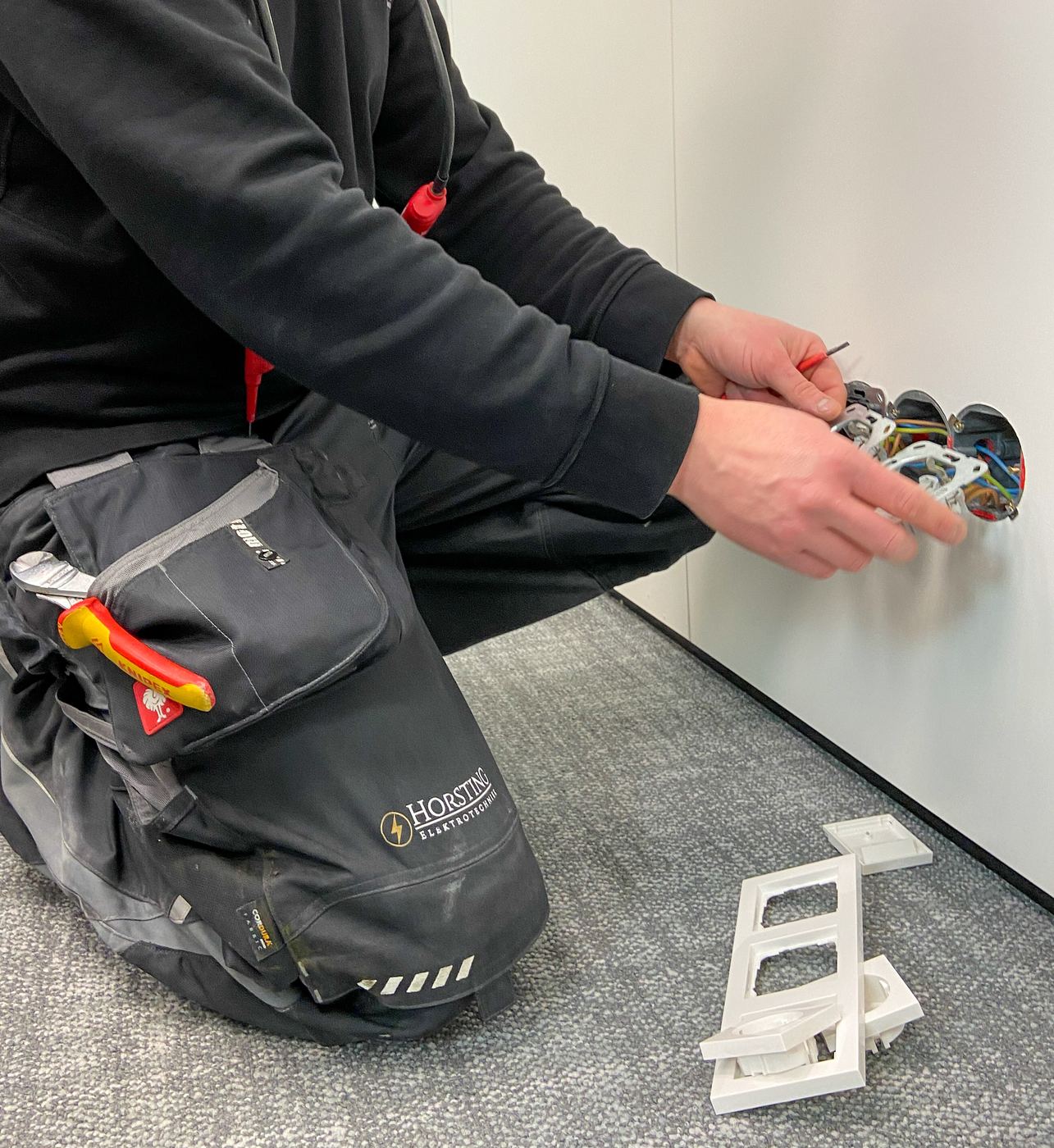 Monteur van Horsting Elektrotechniek installeert wandcontactdozen
