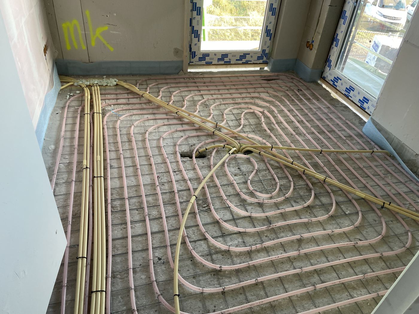 Vloerverwarming en elektraleidingen tijdens een woningrenovatie