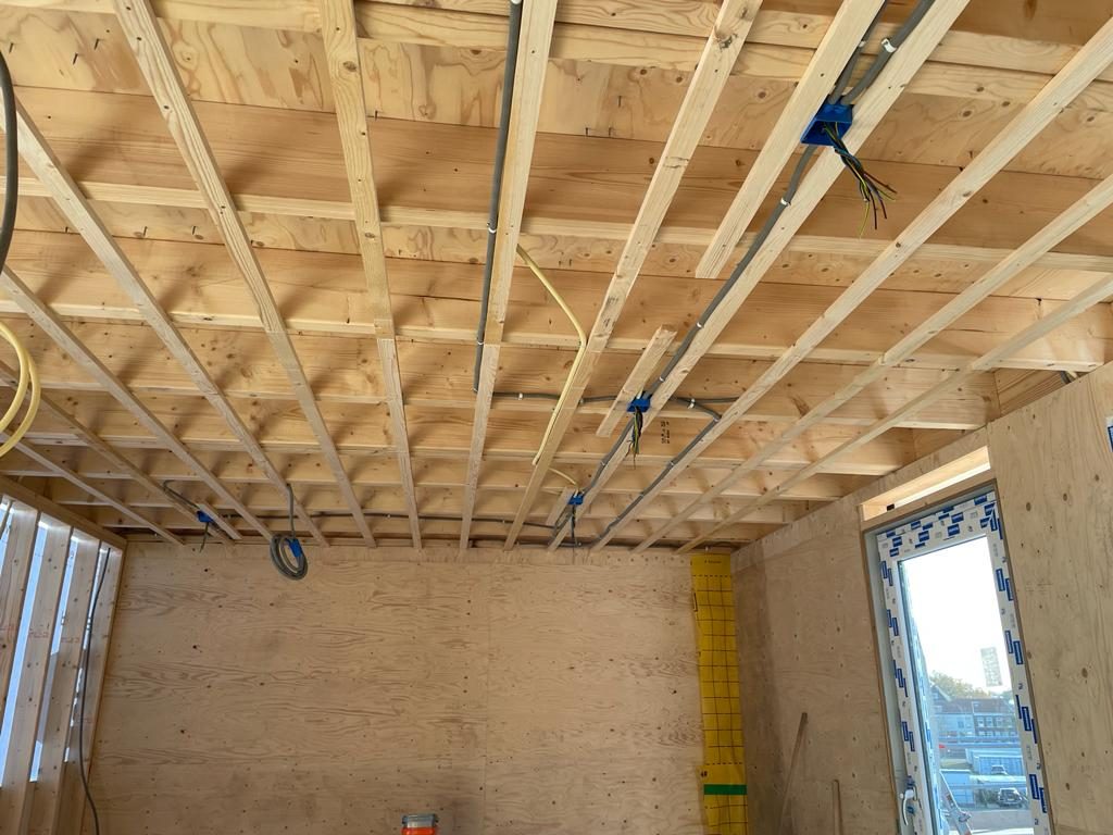 Elektraleidingen in een houten plafondconstructie