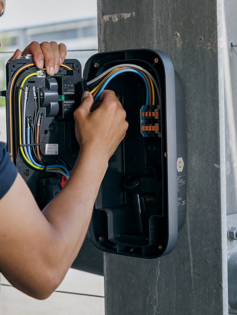 Installatie van een Peblar-laadpaal: bedrading op de aansluitklemmen