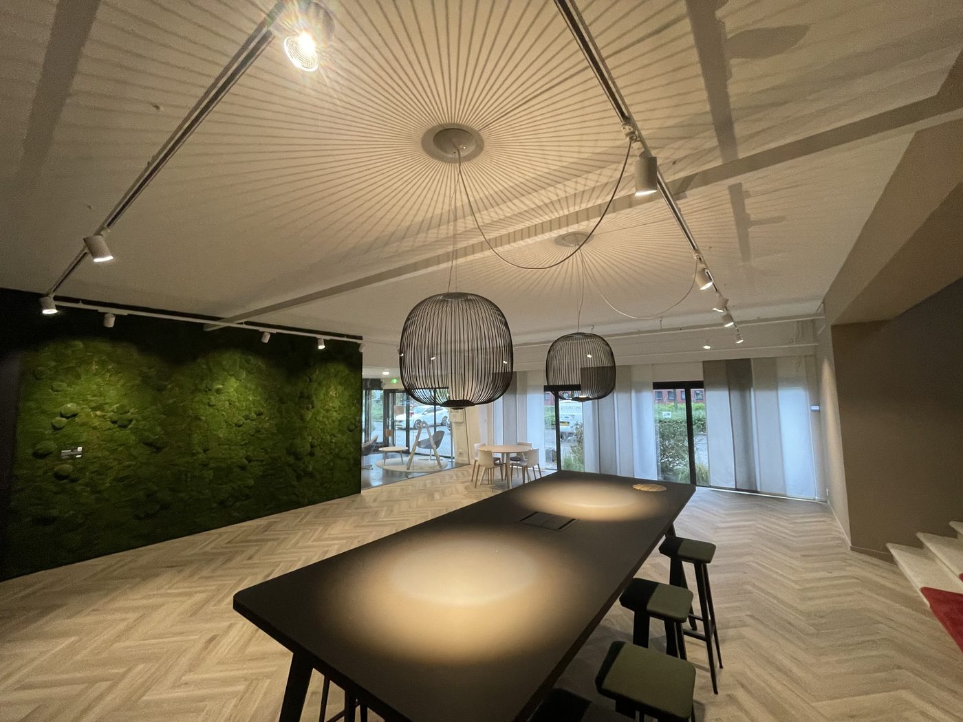 Sfeerverlichting met hanglampen in showroom