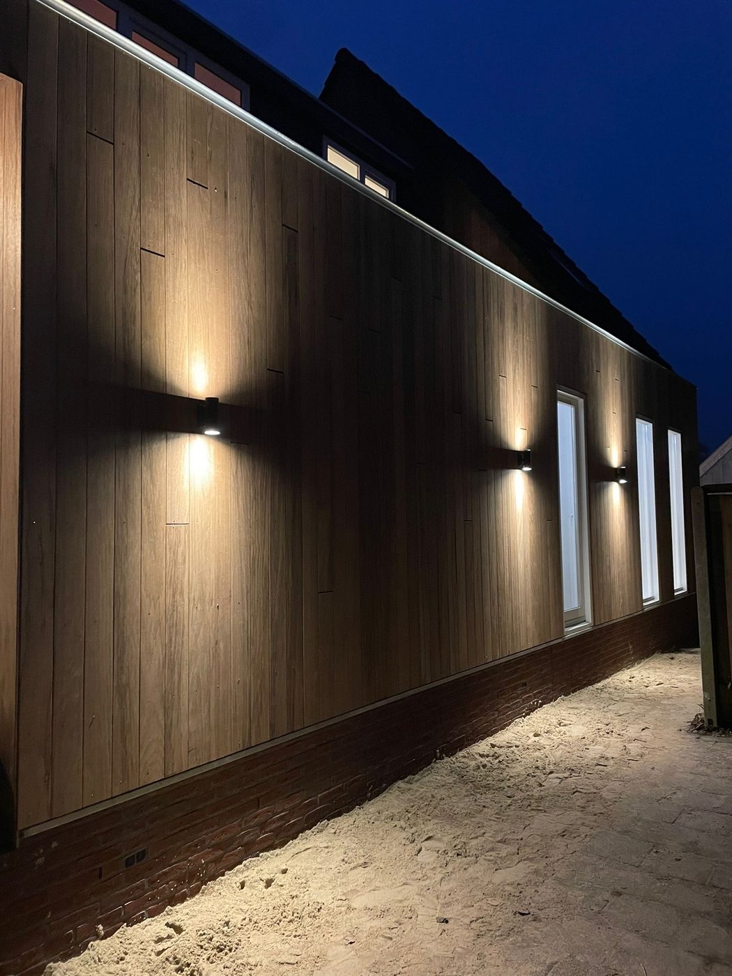 Sfeervolle buitenverlichting op houten gevel