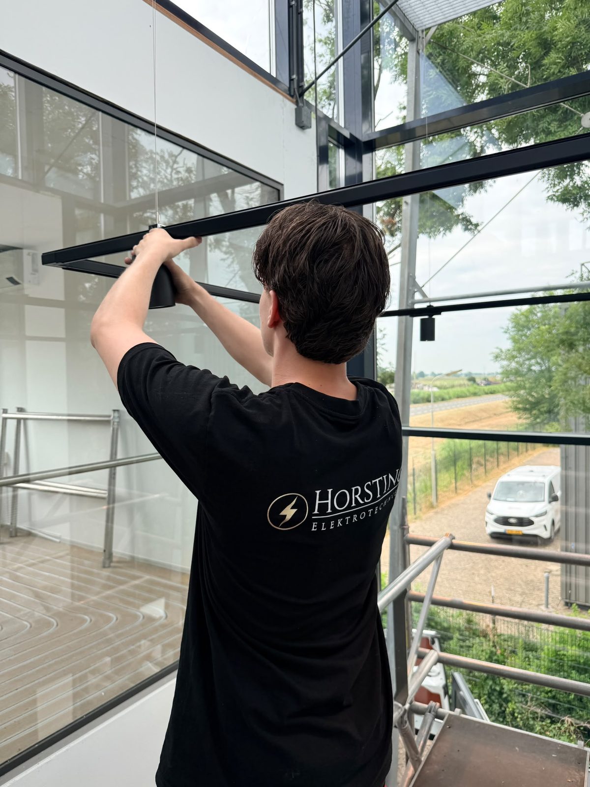 Horsting medewerker monteert railspot aan plafond