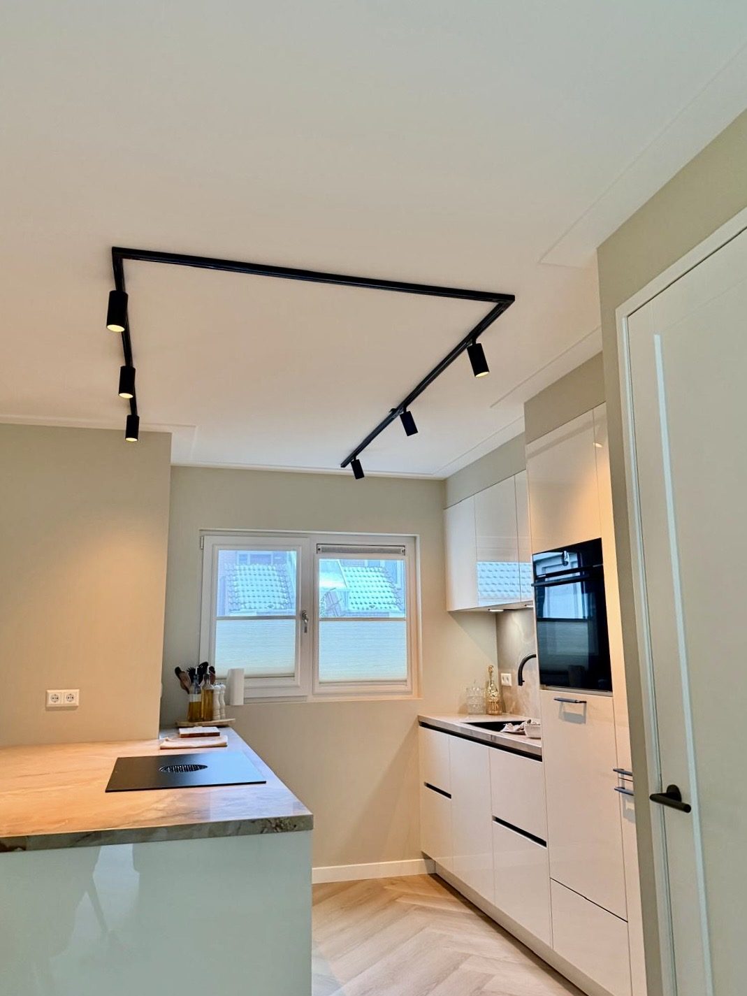 Railverlichting in moderne keuken